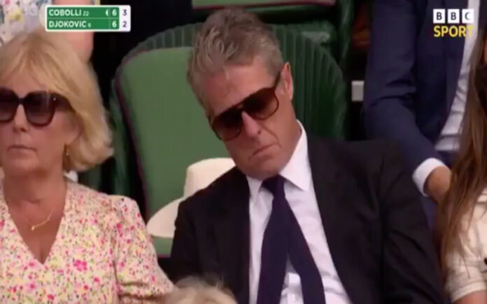 Hugh Grant adormece em pleno Wimbledon atrás da rainha Camilla