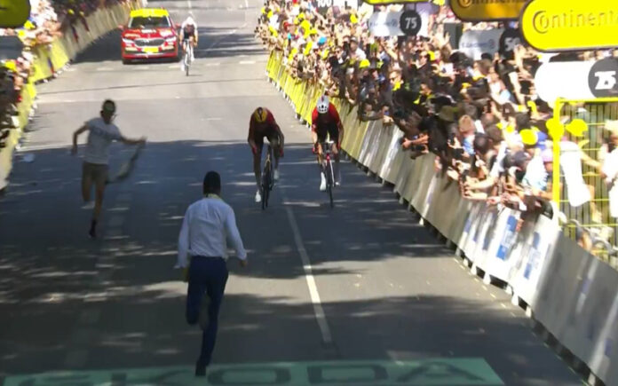 Invasão insólita no Tour homem corre para a meta e é travado com placagem digna de rugby