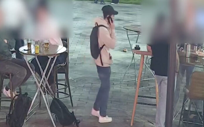 Ladrão usa os pés para roubar mochilas e é filmado em Londres