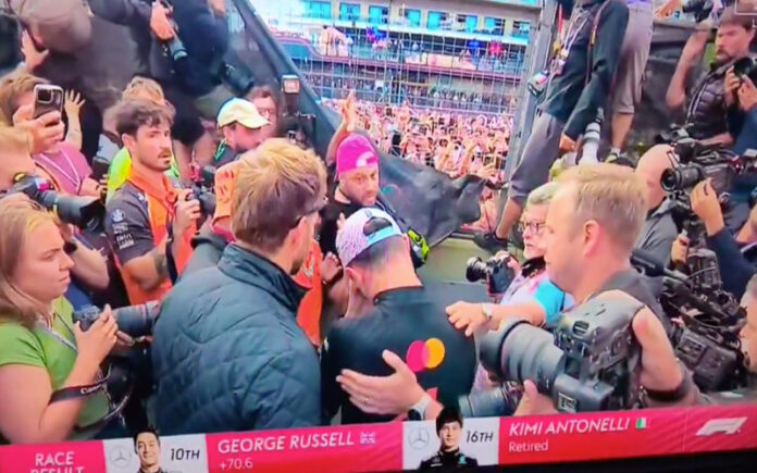 Lando Norris festeja vitória em Silverstone, mas sai com ferimento insólito