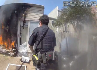 Agentes em patrulha resgatam família e cão de incêndio em Nova Iorque