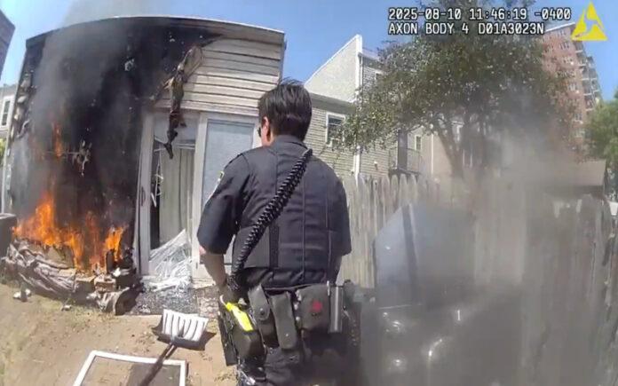 Agentes em patrulha resgatam família e cão de incêndio em Nova Iorque