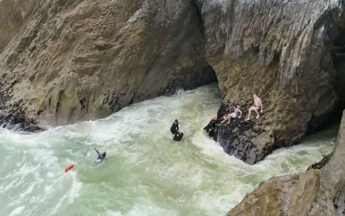 Casal apanhado pela maré resgatado entre praias de Sintra