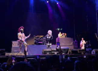 Fred Durst destrói drone durante concerto dos Limp Bizkit em Istambul