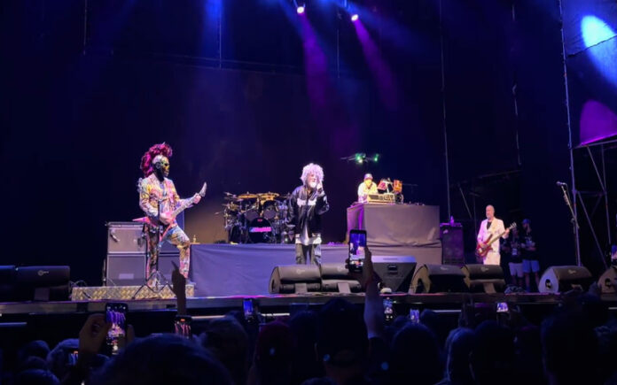 Fred Durst destrói drone durante concerto dos Limp Bizkit em Istambul