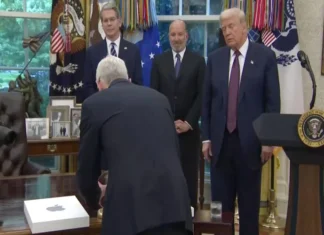 Tim Cook oferece peça rara a Donald Trump em encontro na Casa Branca