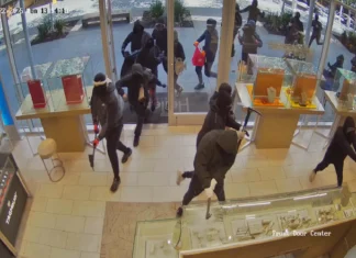 Assalto em massa a joalharia na Califórnia deixa clientes em pânico