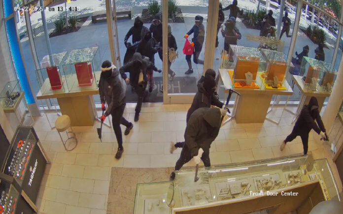 Assalto em massa a joalharia na Califórnia deixa clientes em pânico