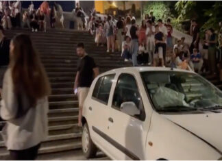 Mulher e mecânico encontram amor nas escadas