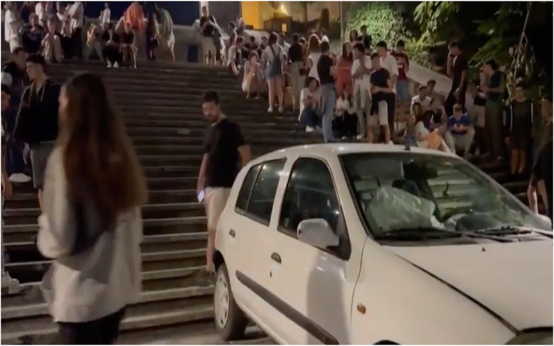 Mulher e mecânico encontram amor nas escadas