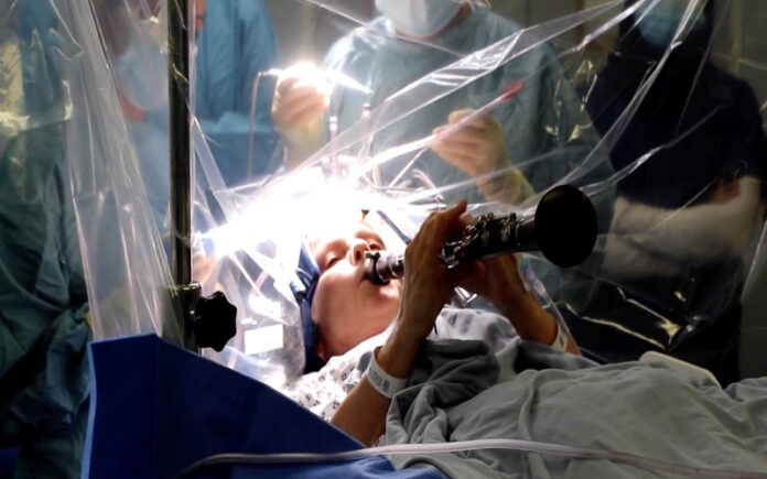 Mulher com Parkinson emociona ao tocar clarinete durante cirurgia cerebral em Londres