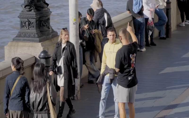 Divertindo-se em Inglaterra: A Experiência do Possessivo em Português