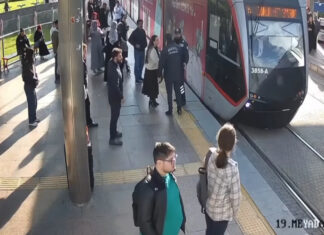 Segurança salva mulher distraída de ser atropelada por elétrico na Turquia