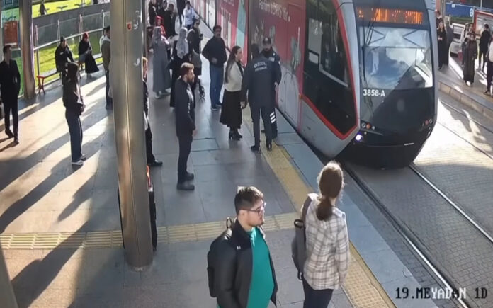 Segurança salva mulher distraída de ser atropelada por elétrico na Turquia
