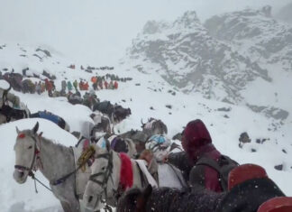 Tempestade de neve no Evereste obriga a resgates em larga escala