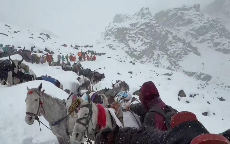 Tempestade de neve no Evereste obriga a resgates em larga escala