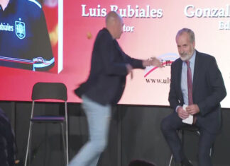 Apresentação de livro de Rubiales marcada por cena caótica com agressão inesperada