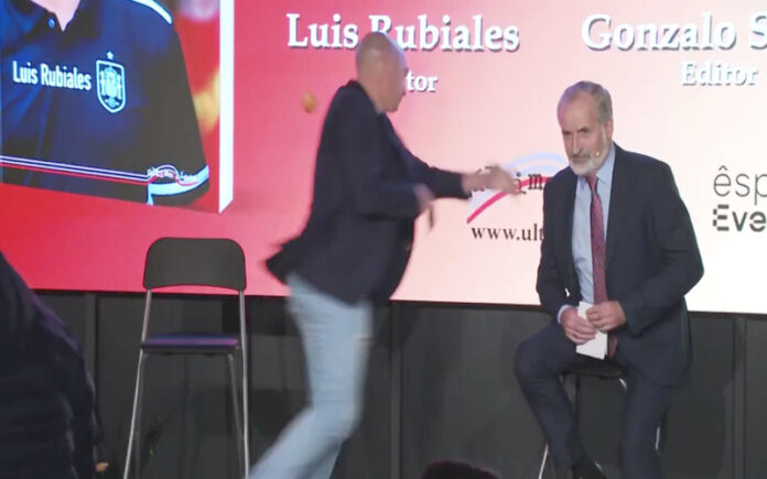 Apresentação de livro de Rubiales marcada por cena caótica com agressão inesperada
