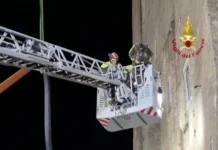 Operário resgatado após 11 horas soterrado em torre medieval de Roma