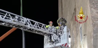 Operário resgatado após 11 horas soterrado em torre medieval de Roma