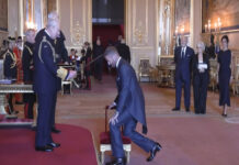 Rei Carlos III condecora David Beckham com título de cavaleiro após longa espera