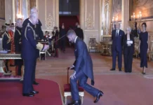 Rei Carlos III condecora David Beckham com título de cavaleiro após longa espera