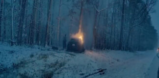 Agente herói resgata motorista de Tesla em chamas durante nevasca