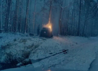 Agente herói resgata motorista de Tesla em chamas durante nevasca