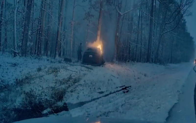 Agente herói resgata motorista de Tesla em chamas durante nevasca