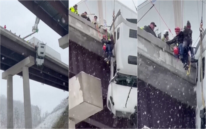 Camião fica suspenso em ponte durante nevão e motorista é salvo por equipas de resgate