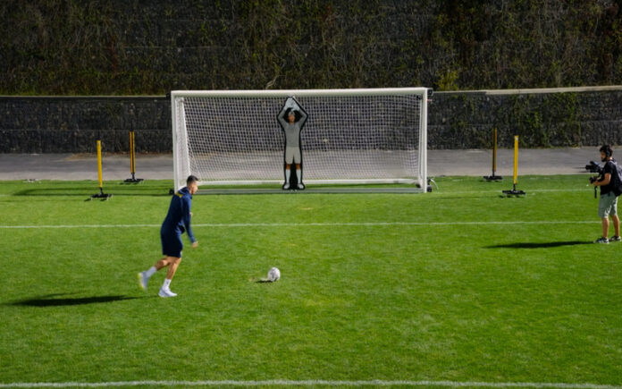 Cristiano Ronaldo enfrenta robô imbatível criado por ex-engenheiro da NASA