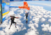 Salto extremo termina em milagre após paraquedista ficar preso em avião na Austrália