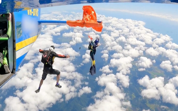 Salto extremo termina em milagre após paraquedista ficar preso em avião na Austrália