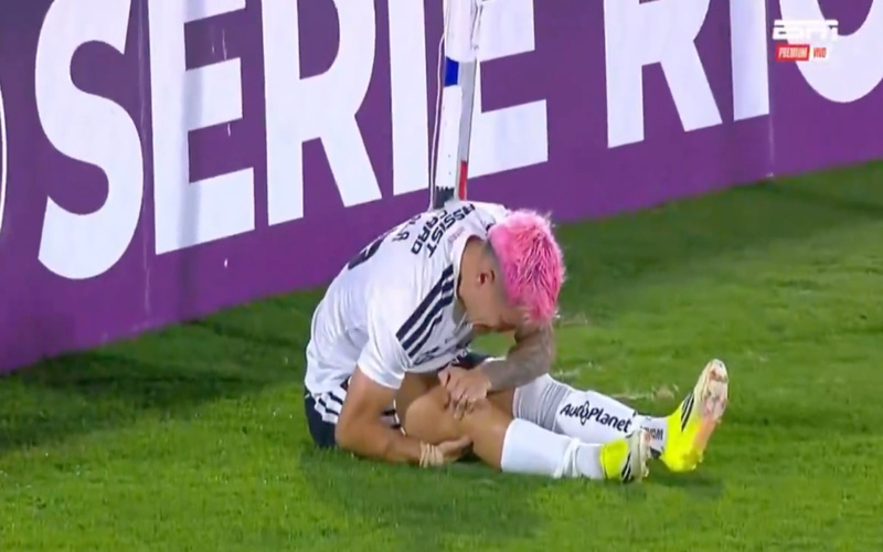 Panenka falhada e lesão tornam lance insólito viral no futebol sul-americano