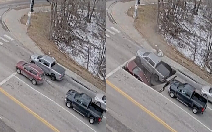 Estrada cede em Omaha e engole dois carros parados no semáforo