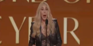 Gafe de Cher marca noite dos Grammy Awards