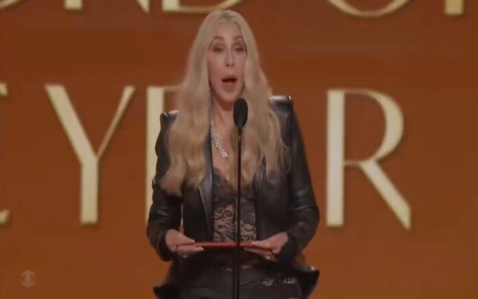 Gafe de Cher marca noite dos Grammy Awards