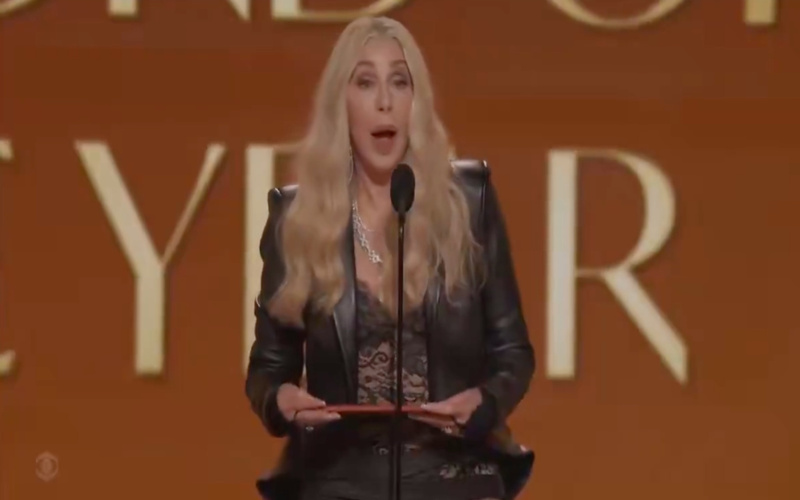 Gafe de Cher marca noite dos Grammy Awards