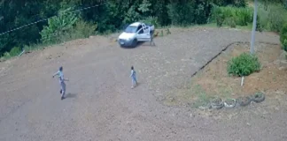 Irmãos de seis anos saltam de carro em andamento no Paraná