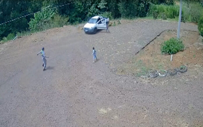Irmãos de seis anos saltam de carro em andamento no Paraná