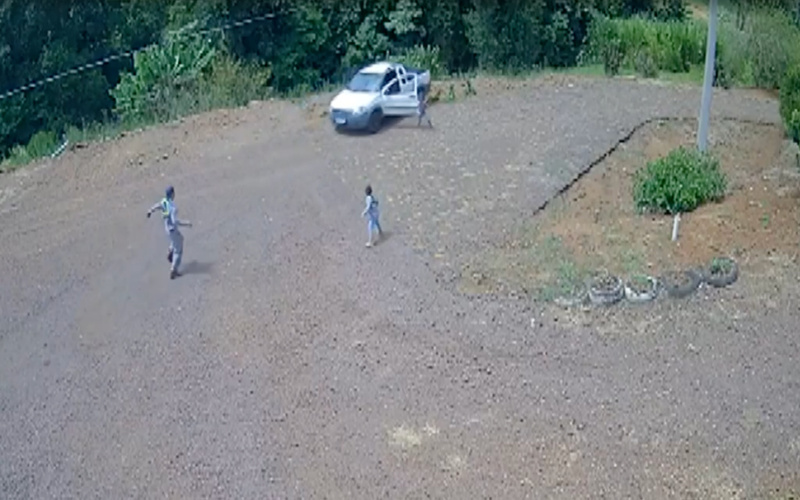 Irmãos de seis anos saltam de carro em andamento no Paraná