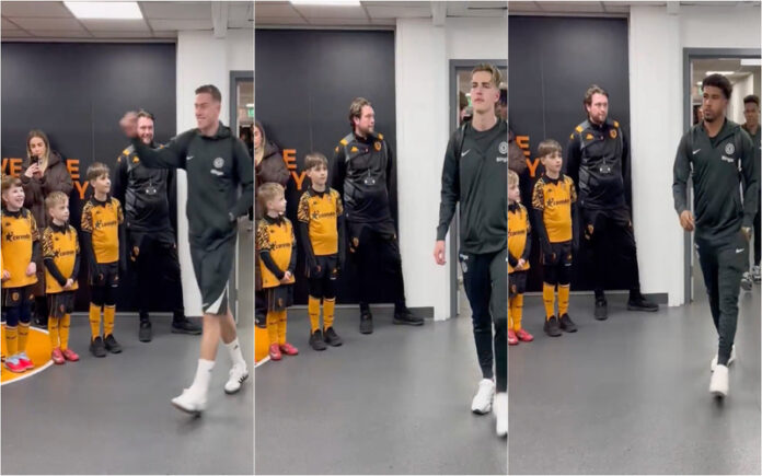 Jogadores do Chelsea ignoram crianças mascotes e geram polémica