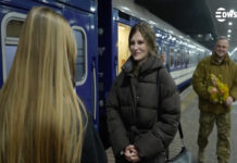 Soldado ucraniano surpreende esposa em Kiev no Dia dos Namorados