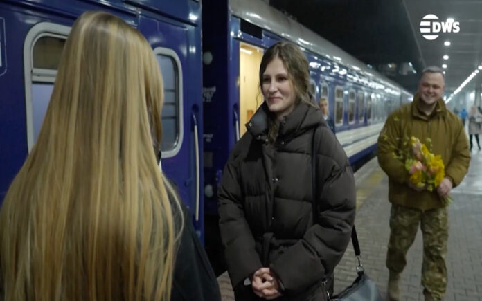 Soldado ucraniano surpreende esposa em Kiev no Dia dos Namorados