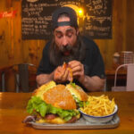 Adam Moran vence desafio de hambúrguer gigante em restaurante português