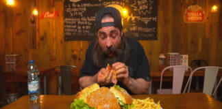 Adam Moran vence desafio de hambúrguer gigante em restaurante português