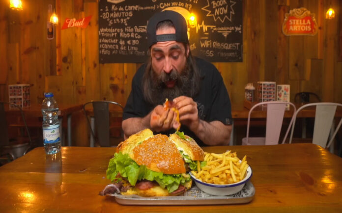Adam Moran vence desafio de hambúrguer gigante em restaurante português