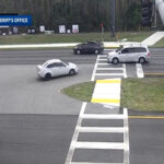 Homem é filmado a conduzir em marcha-atrás em estrada nos EUA