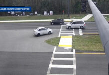 Homem é filmado a conduzir em marcha-atrás em estrada nos EUA