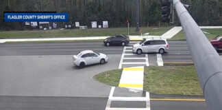 Homem é filmado a conduzir em marcha-atrás em estrada nos EUA